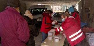 Ételosztást szervezett a rászorulóknak a Vöröskereszt egri szervezete
